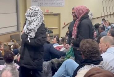 La o prelegere a unui invitat evreu au apărut studenți mascați cu keffiyeh. „Doamne, mi-am dat seama: sunt doar copii” La o prelegere a unui invitat evreu au apărut studenți mascați cu keffiyeh. „Doamne, mi-am dat seama: sunt doar copii”