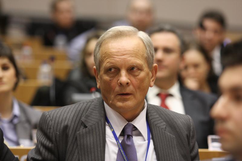 Theodor Stolojan susține că reducerea accizelor la carburanți ar fi o greșeală. „Nu merge să dăm la toți, nu putem”