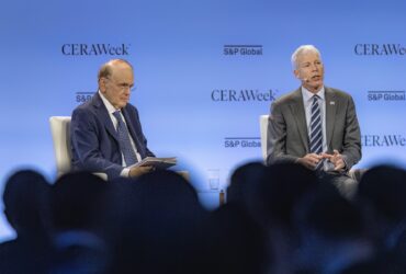 Directorii din industria petrolieră l-au sfidat deschis pe reprezentantul SUA, care afirmă că criza nu e atât de gravă Directorii din industria petrolieră l-au sfidat deschis pe reprezentantul SUA, care afirmă că criza nu e atât de gravă