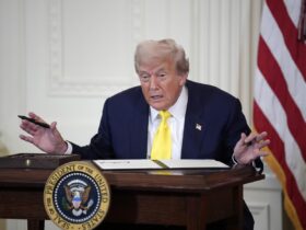 Trump suspendă temporar o restricţie importantă privind transportul maritim de petrol în SUA, în încercarea de a reduce preţurile