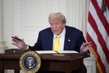 Trump suspendă temporar o restricţie importantă privind transportul maritim de petrol în SUA, în încercarea de a reduce preţurile Trump suspendă temporar o restricţie importantă privind transportul maritim de petrol în SUA, în încercarea de a reduce preţurile