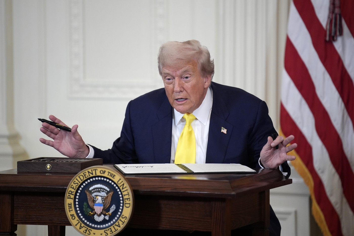 Trump suspendă temporar o restricţie importantă privind transportul maritim de petrol în SUA, în încercarea de a reduce preţurile