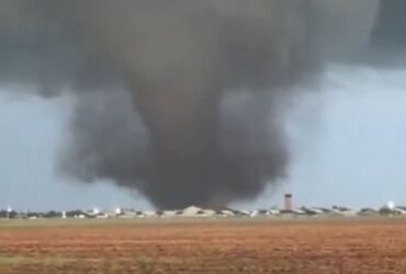 O tornadă „deosebit de periculoasă” a lovit o bază aeriană și un oraș din SUA. Primul bilanț al victimelor