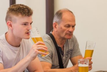 Un adevăr incomod: părinții, nu anturajul, influențează când și cât beau adolescenții și tinerii