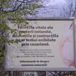 O senatoare USR cere eliminarea panourilor publicitare care promovează nașterea naturală. „Sunt afirmații fără context, fără explicații”