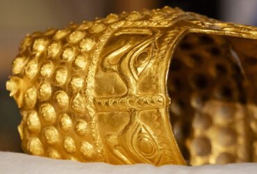 Coiful de la Coțofenești și două brățări dacice, recuperate după jaf, prezentate astăzi la Muzeul Național de Istorie. Când vor fi expuse publicului