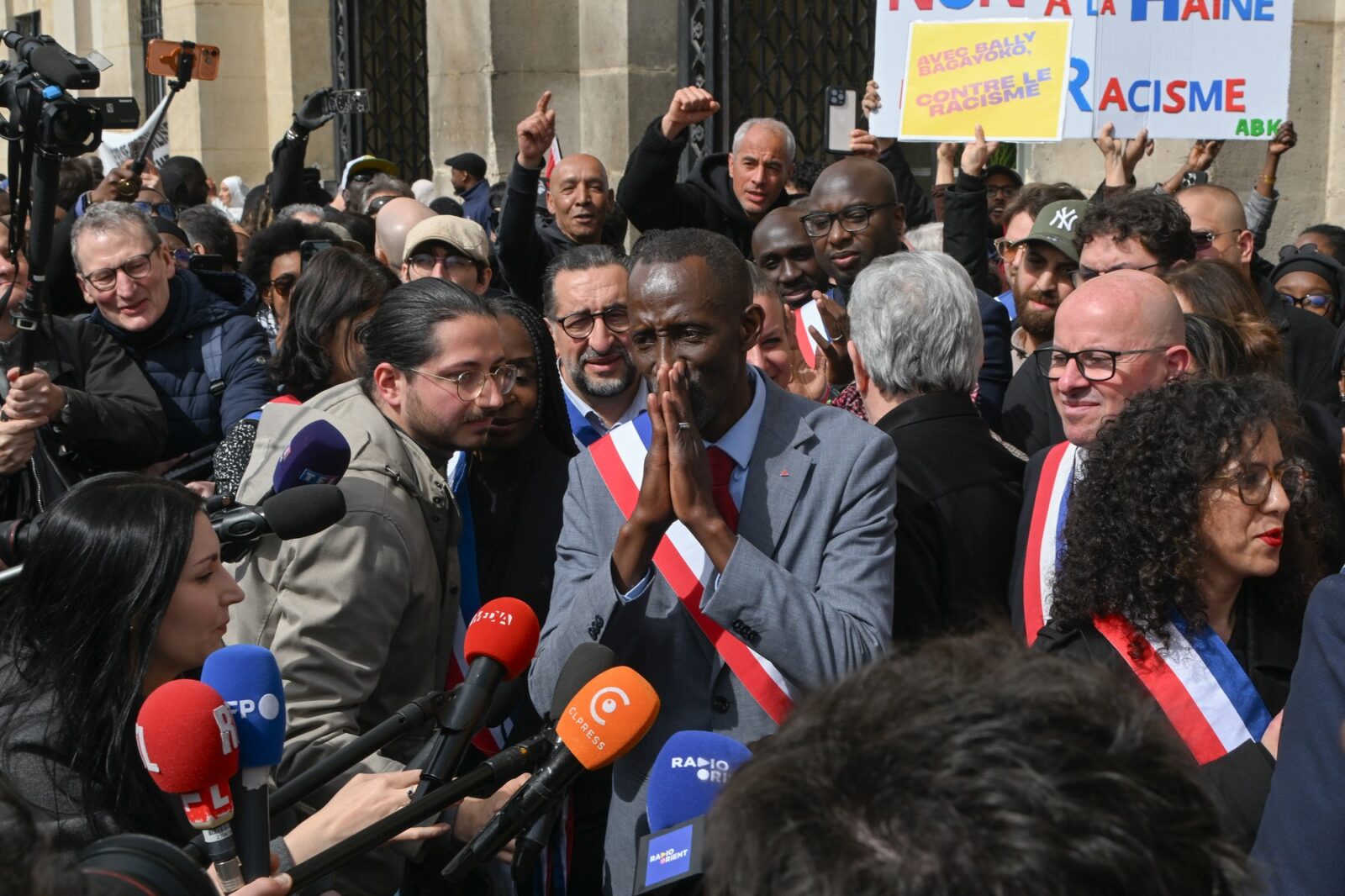 VIDEO Mii de oameni au protest împotriva rasismului, lângă Paris, într-o manifestație convocată de primar VIDEO Mii de oameni au protest împotriva rasismului, lângă Paris, într-o manifestație convocată de primar