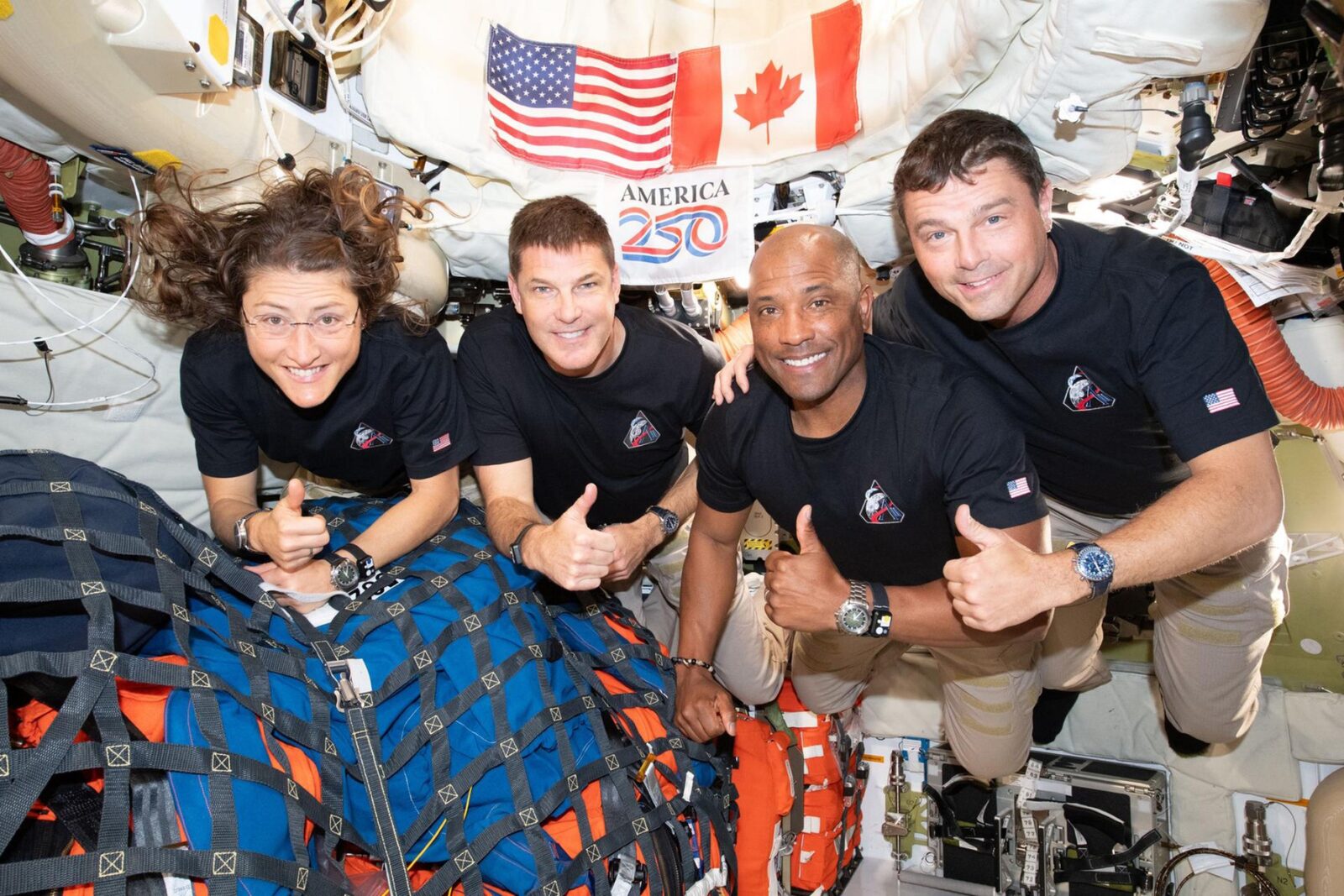 Astronauții care au zburat în jurul Lunii se întorc pe Pământ. Cele mai riscante momente ale misiunii Artemis II abia acum urmează